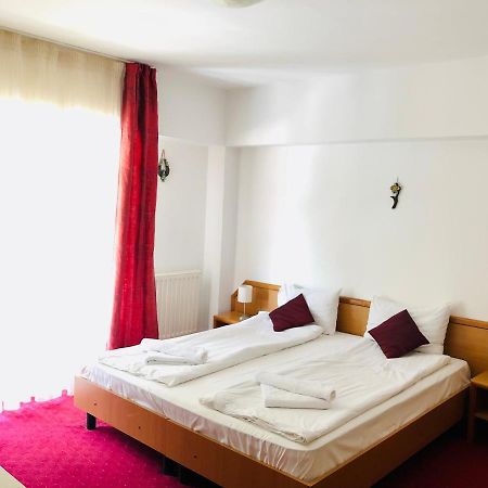 Pensiune & Restaurant Kalinder Buşteni Exteriör bild