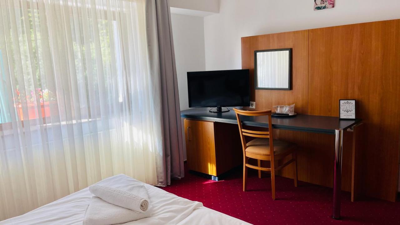 Pensiune & Restaurant Kalinder Buşteni Exteriör bild